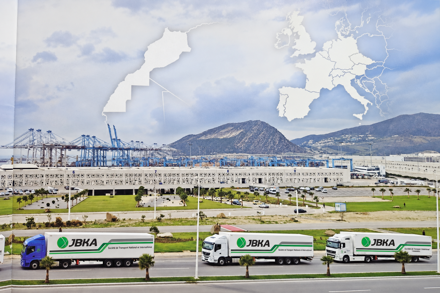 Camions JBKA devant Tanger Med avec les cartes du Maroc et de l’Europe