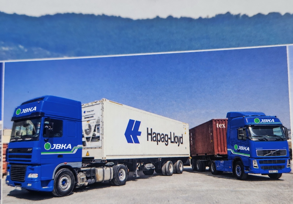 Camions plateaux JBKA